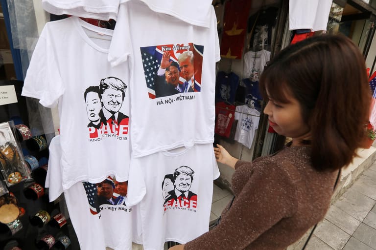 Hanoi befindet sich im Trump-Kim-Ausnahmezustand. An den Straßenständen gibt es T-Shirts zum historischen Nordkorea-Gipfel.