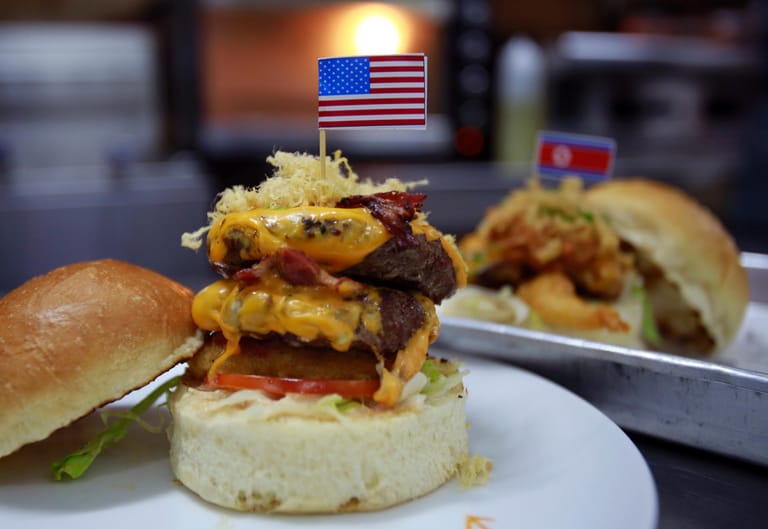 Das Burgerrestaurant "Durty Bird" hat zum Gipfel zwei spezielle Burger kreiert: den "Durty Donald" (vorne) und den "Kim Jong Yum". Ob die beiden Staatsmänner diese auch probieren werden, ist unklar.