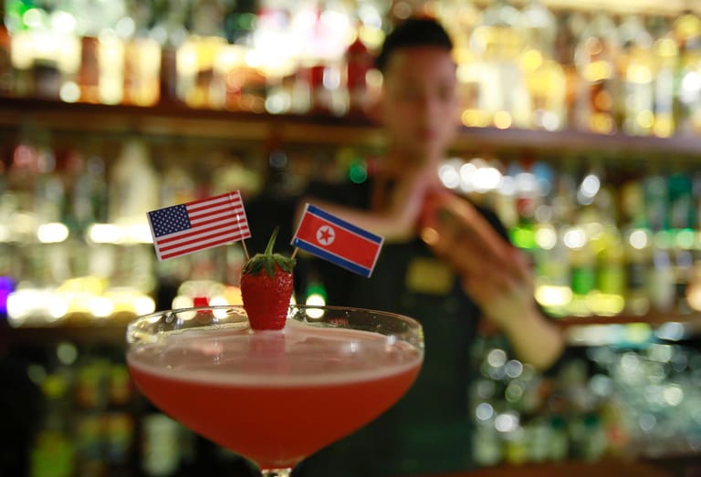 Runterspülen könnten Trump und Kim die Burger mit einem "Rock It, Man"-Cocktail. Der pinke Cocktail sieht einem Cosmopolitan ähnlich. Er ist mit einer Erdbeere verziert. Sie hält die beiden blau-rot-weißen Fähnchen zusammen.