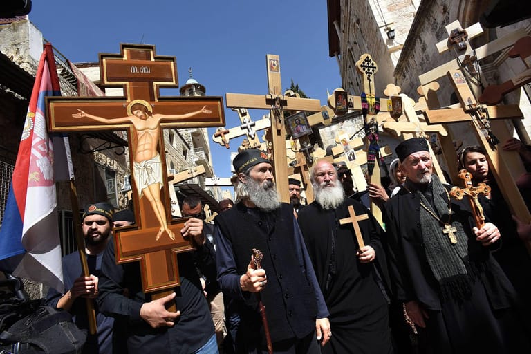 Orthodoxe Christen aus Serbien: Sie tragen bei der orthodoxen Karfreitagsprozession auf der Via Dolorosa in der Altstadt von Jerusalem Holzkreuze.