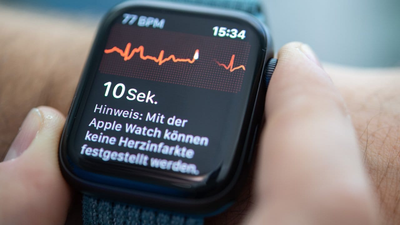 Auch die Apple Watch kann die Herzfrequenz messen, Bewegungsdaten sammeln und - noch nicht in Europa - per EKG die normale Herzfunktion feststellen.