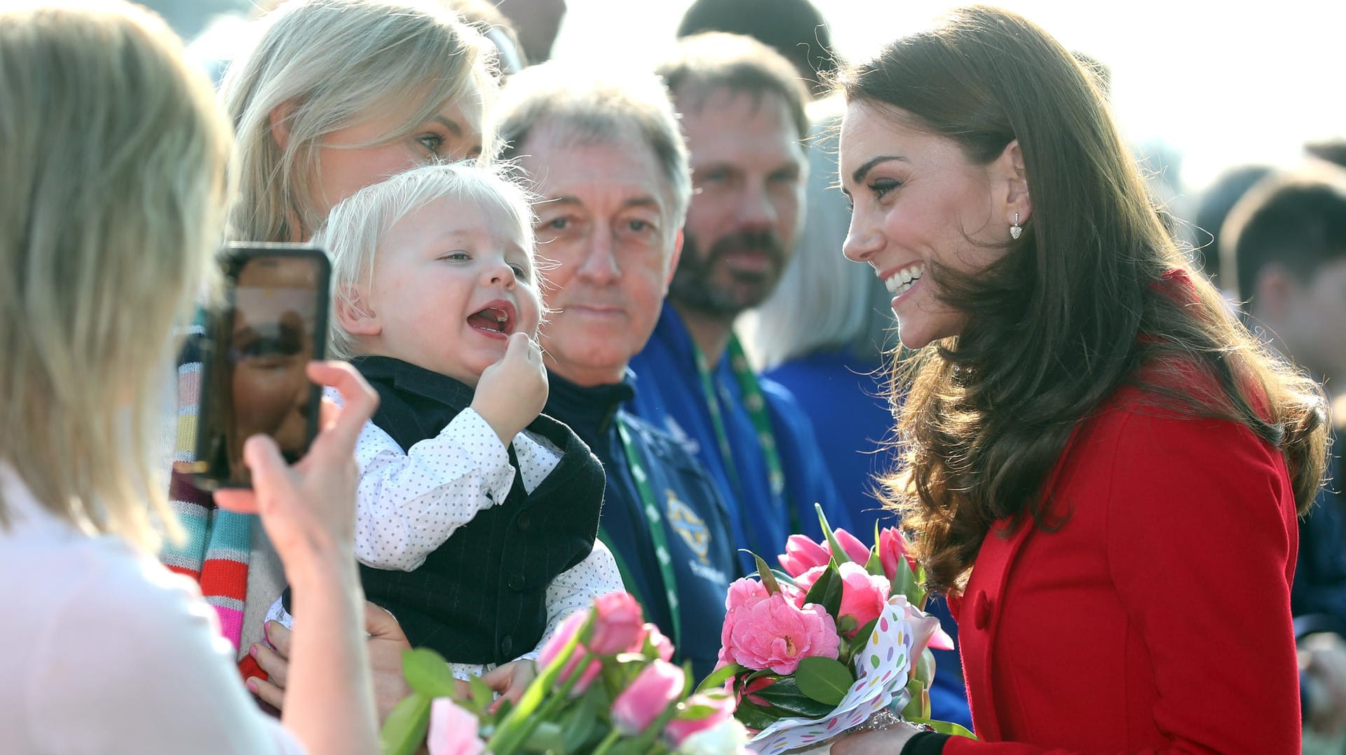 Obwohl der Besuch der britischen Royals nicht angekündigt wurde, waren zahlreiche Fans anwesend.