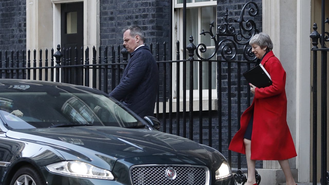 Die britische Premierministerin Theresa May hat dem Parlament in London in Aussicht gestellt, über eine Verschiebung des EU-Austritts abstimmen zu dürfen.
