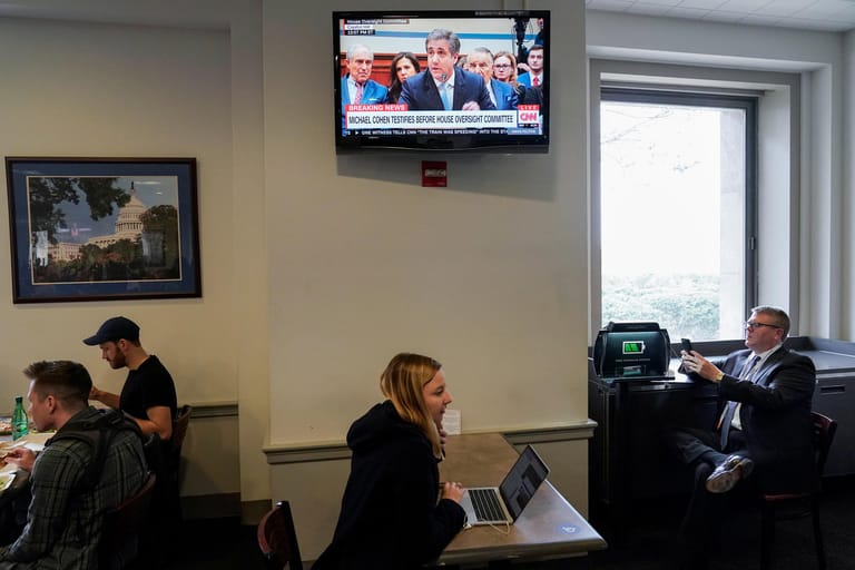 In einem Büro in Washington läuft die Übertragung der Cohen-Anhörung.
