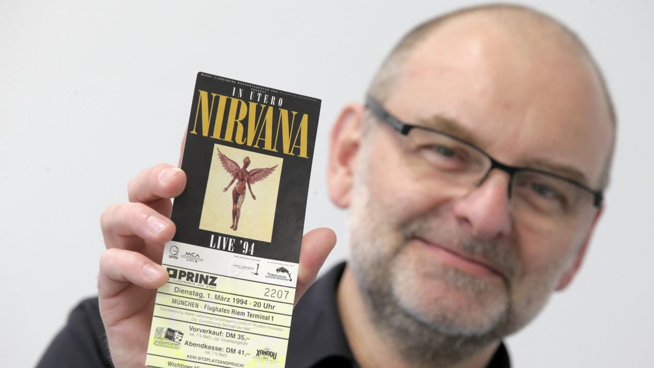 Gerhard Emmer mit seiner Eintrittskarte für das letzte Nirvana-Konzert.