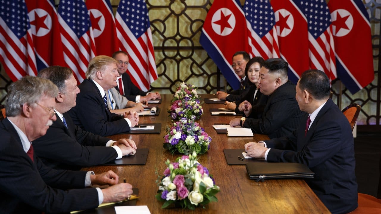 Die Delegationen der USA und von Nordkorea am Verhandlungstisch.