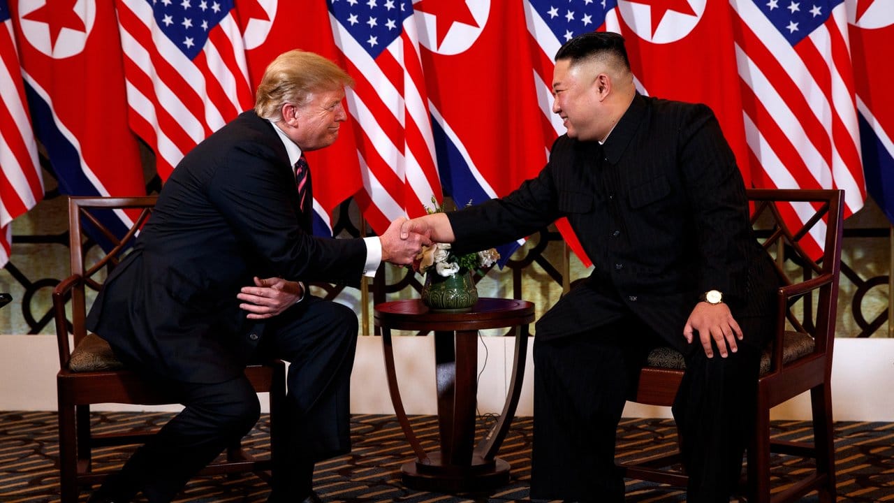 Hand drauf: Donald Trump und Kim Jong Un bei ihrem Treffen im Sofitel Legend Metropole Hanoi.