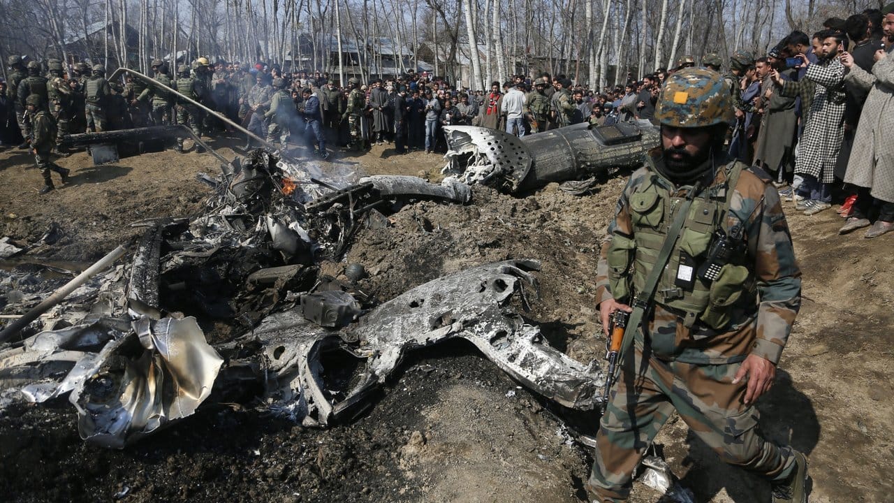 Ein indischer Soldat bewacht die Trümmer des abgeschossenen Kampfflugzeugs im Bezirk Budgam im indischen Teil Kaschmirs.