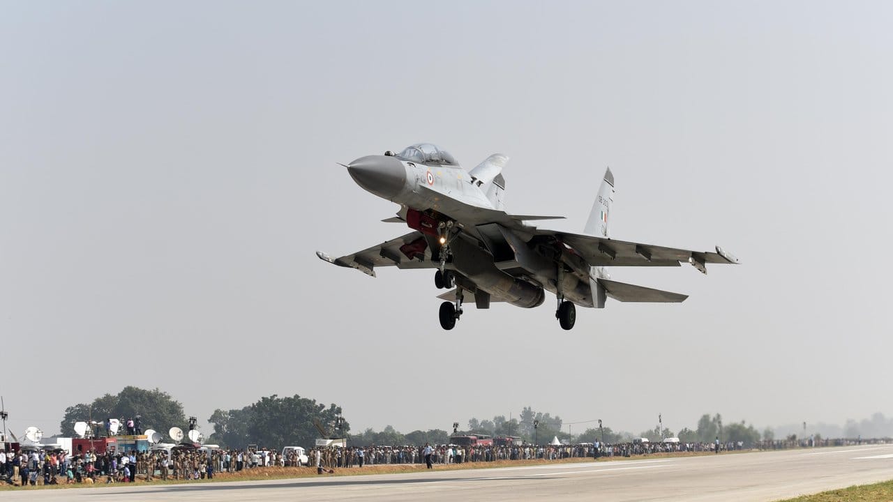Ein Kampfflugzeug des Typs SU-30 MKI der indischen Luftwaffe. Ein Kampfflugzeug des Typs SU-30 MKI der indischen Luftwaffe.