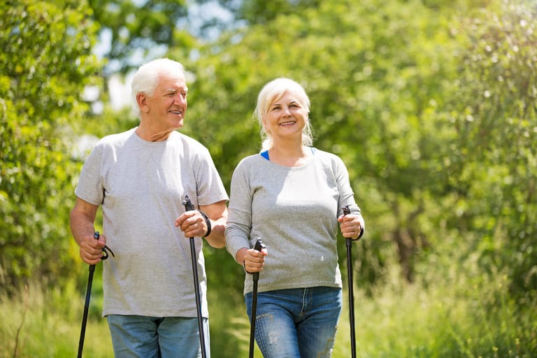 Ein Klassiker unter den Sportarten für Senioren ist Nordic Walking. Das schnelle Gehen an der frischen Luft verbessert die Ausdauer und stärkt auf diese Weise auch das Herz-Kreislauf-System. Zudem schont das erschütterungsfreie Gehen die Gelenke und ist daher auch für Menschen mit Arthrose geeignet.