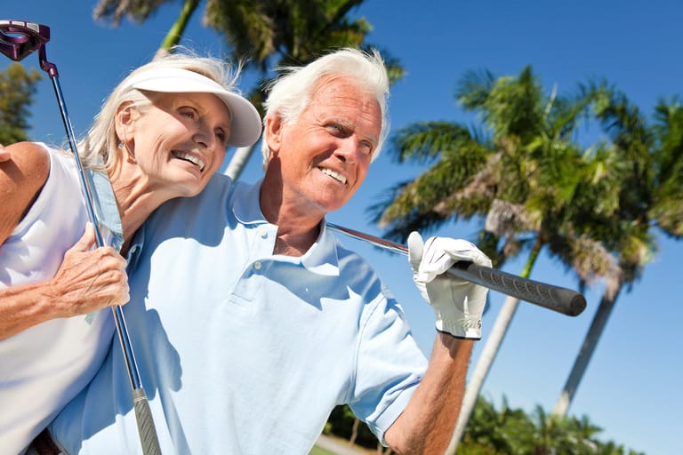 Eine Runde auf dem Golfplatz stärkt Muskeln, Psyche und Immunsystem. Auch Menschen, die an Herz- und Kreislaufproblemen leiden, können nach ärztlicher Beratung bis ins hohe Alter Golf spielen. Positiv ist auch das relativ geringe Verletzungsrisiko beim Golfen, das den Sport ideal für Senioren macht.