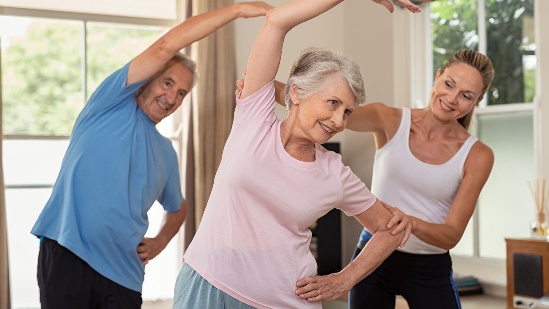 Gymnastik mit Musik macht Spaß und fördert die Fitness! Egal ob in der Gruppe oder allein zuhause: Die Mischung aus Dehnübungen, Kraftübungen und Aerobic eignet sich optimal, um nicht einzurosten und auch in fortrgeschrittenem Alter beweglich zu bleiben.