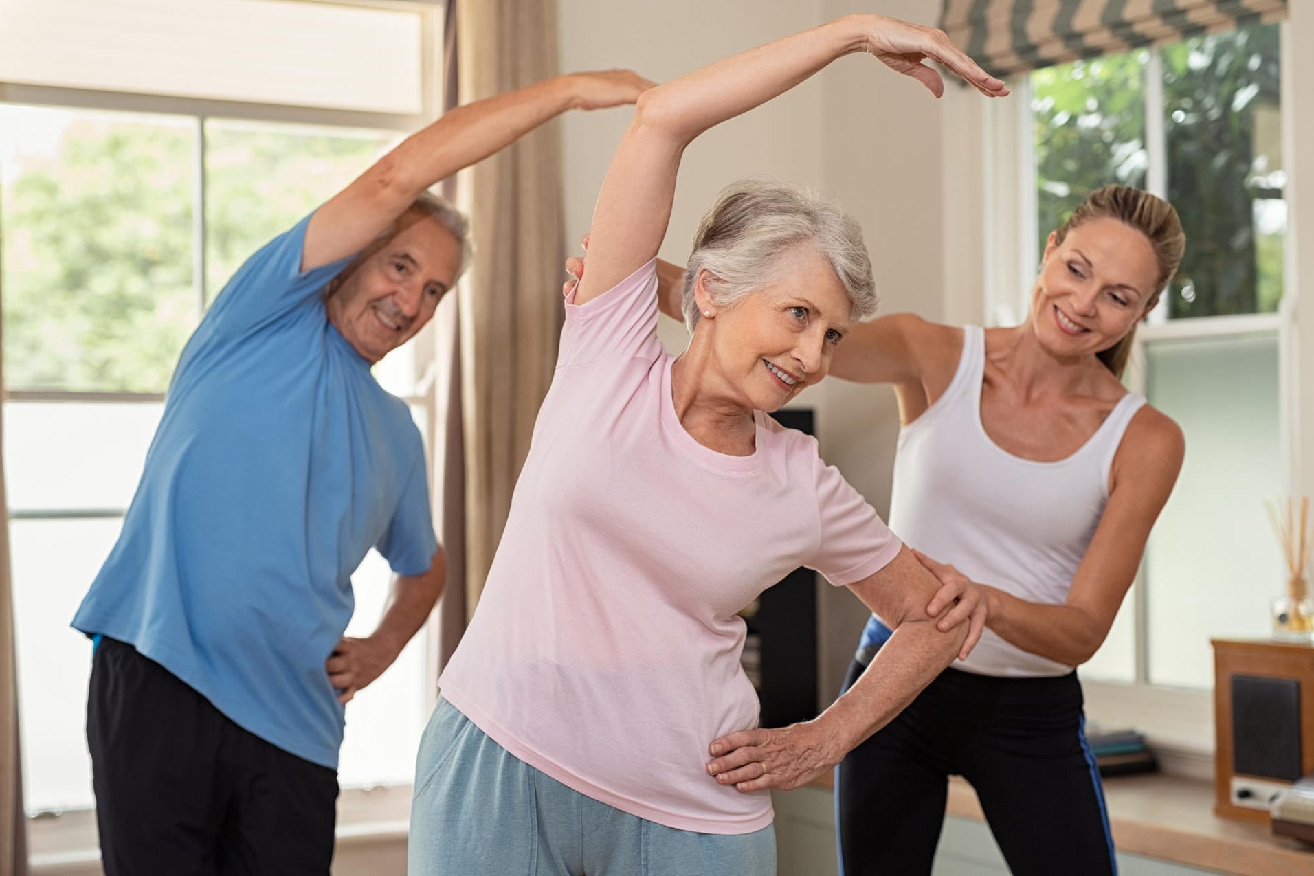 Gymnastik mit Musik macht Spaß und fördert die Fitness! Egal ob in der Gruppe oder allein zuhause: Die Mischung aus Dehnübungen, Kraftübungen und Aerobic eignet sich optimal, um nicht einzurosten und auch in fortrgeschrittenem Alter beweglich zu bleiben.