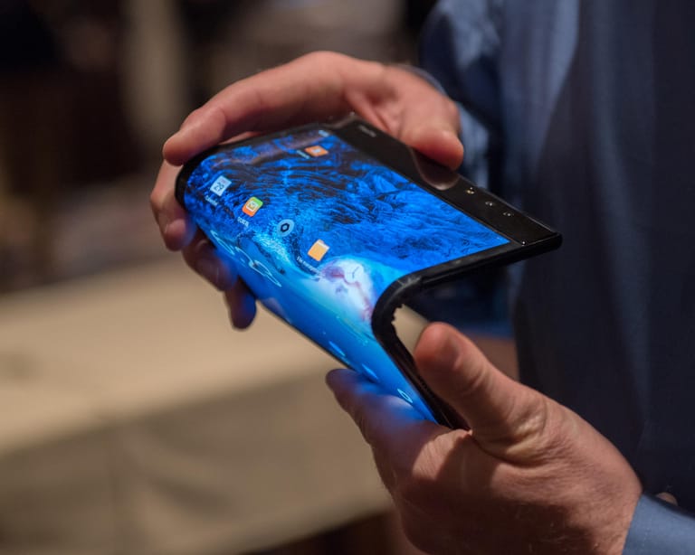 Das erste kommerziell vertriebene faltbare Smartphone zeigte Royole. Der Konzern präsentierte das Gerät auf der Consumer Electronics Show (CES) im Januar in Las Vegas.