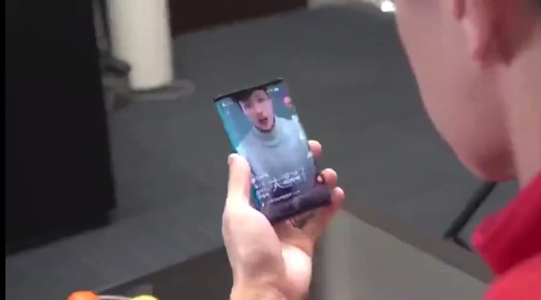 Auch Xiaomi soll an einem faltbaren Smartphone arbeiten. In einem Video auf Twitter sieht man den Xiaomi-Gründer Bin Lin mit dem Prototypen herumspielen.