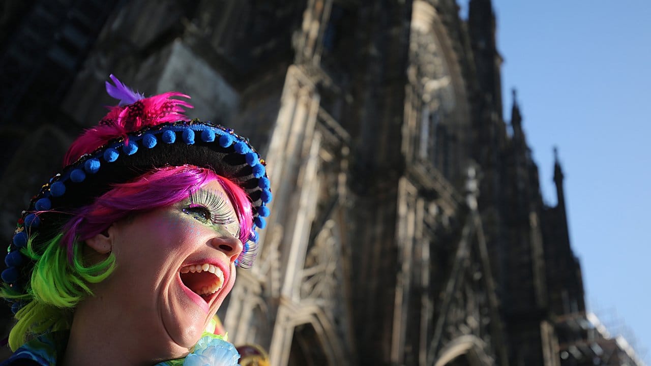 Ausgelassenen Freude: Eine Karnevalistin vor dem Kölner Dom.