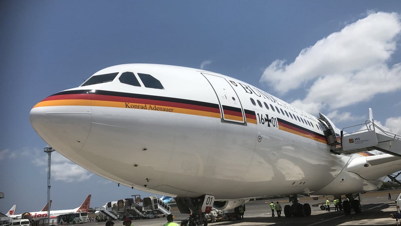 Die deutschen Regierungsflugzeuge - hier der vor vier Monaten in Indonesien mit Bundesfinanzminister Scholz gestrandete Airbus "Konrad Adenauer" - haben die Seuche.