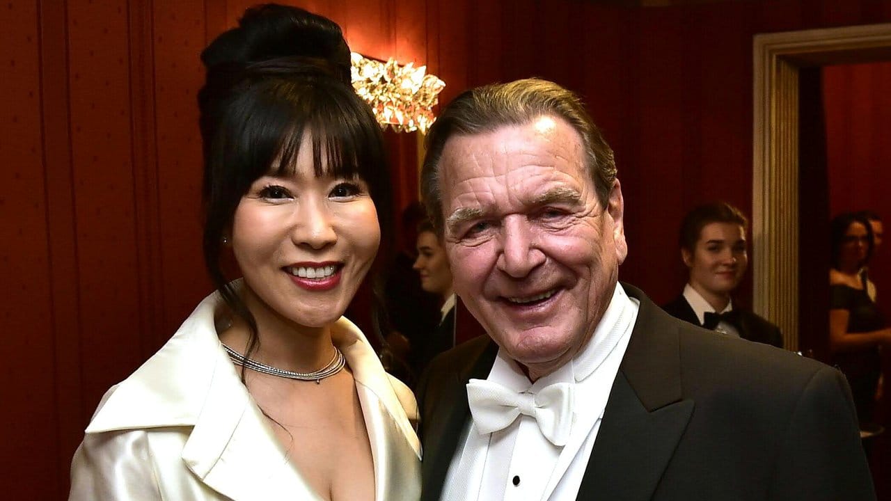 Gerhard Schröder und seine Frau Soyeon Kim waren schon früh auf dem Tanzparkett zu finden.