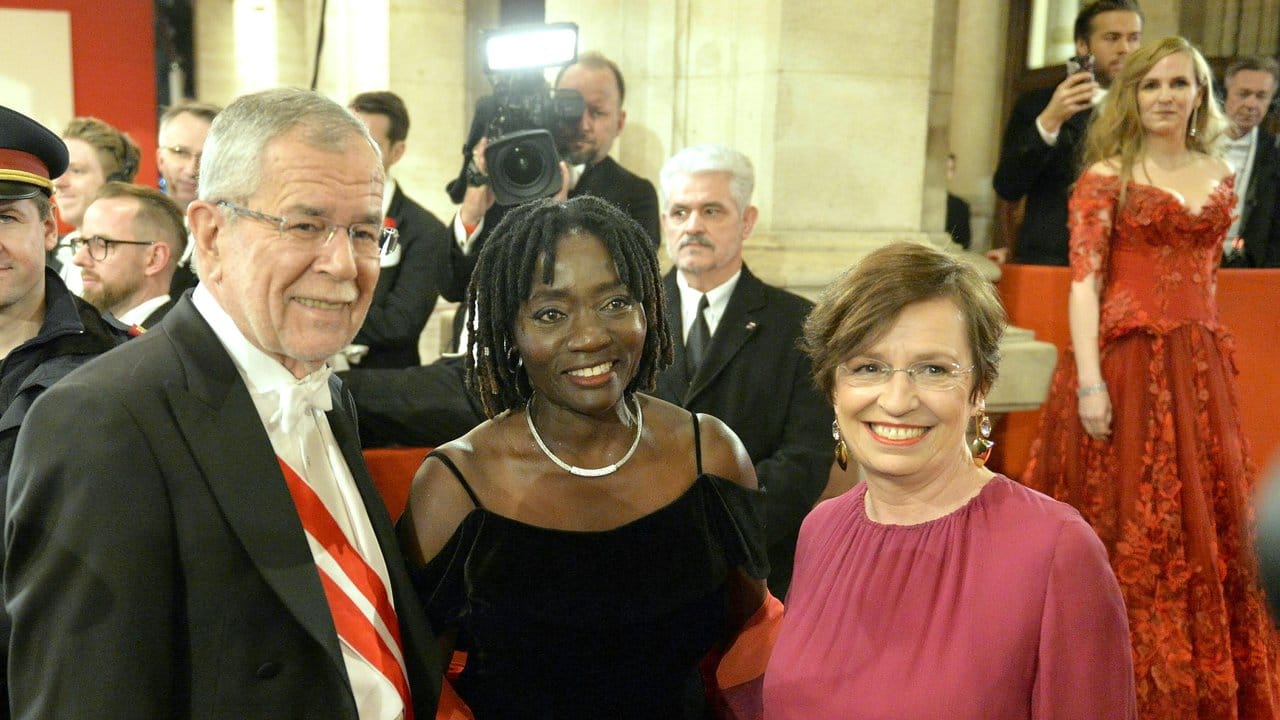 Auma Obama ist Gast von Bundespräsident Alexander Van der Bellen und seiner Frau Doris Schmidauer. Auma Obama ist Gast von Bundespräsident Alexander Van der Bellen und seiner Frau Doris Schmidauer.