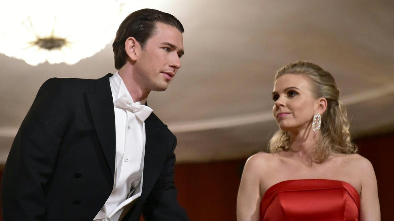 Österreichs Bundeskanzler Sebastian Kurz und seine Lebensgefährtin Susanne Thier waren von Anna Netrebkos Auftritt begeistert. Österreichs Bundeskanzler Sebastian Kurz und seine Lebensgefährtin Susanne Thier waren von Anna Netrebkos Auftritt begeistert.