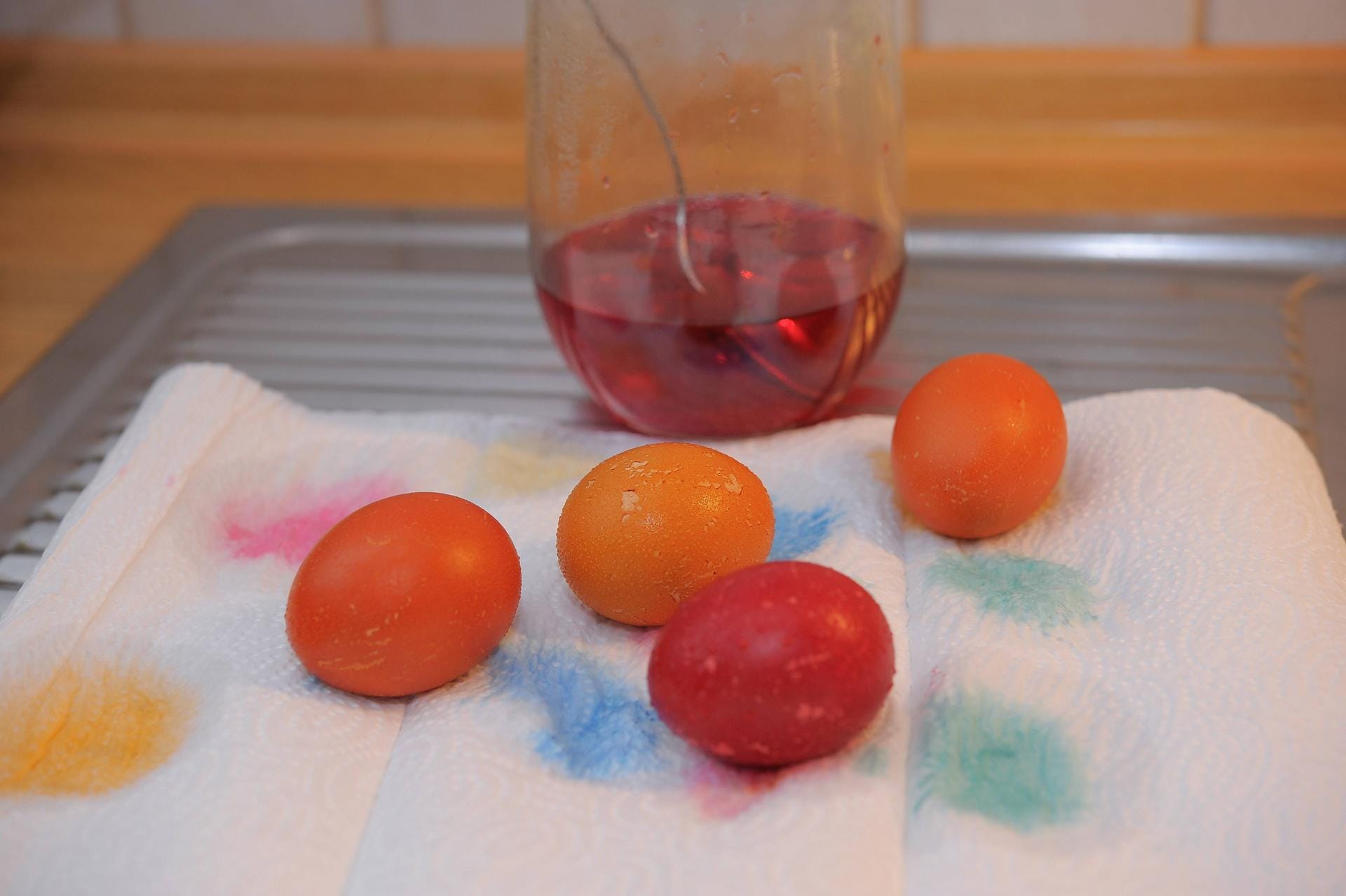 Ostereier trocknen: Lassen Sie die Eier nach dem Färben auf einem Küchentuch trocknen.