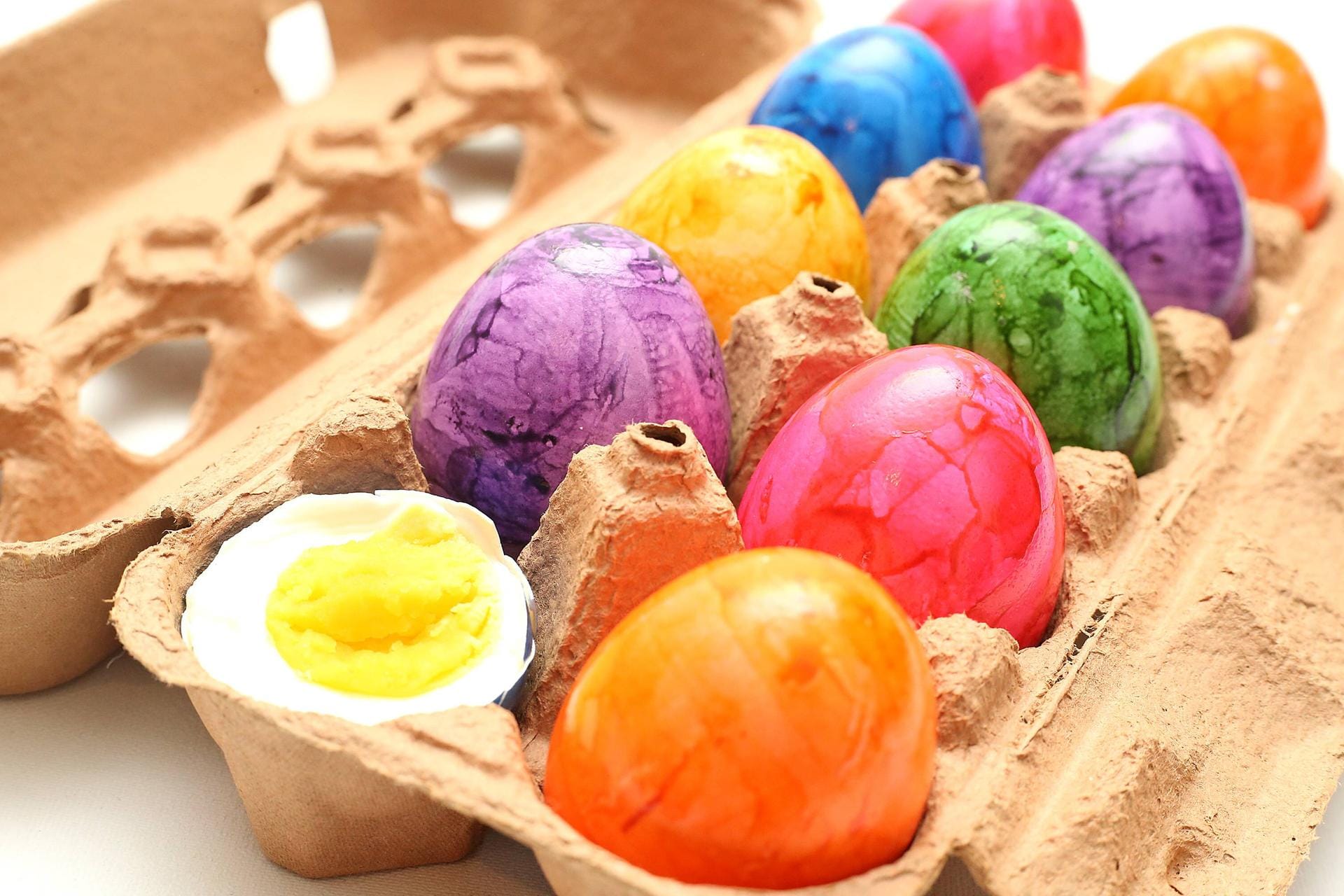 Eierkarton mit Ostereiern: Bunt gefärbte Eier sind eine beliebte Dekoration in der Osterzeit.
