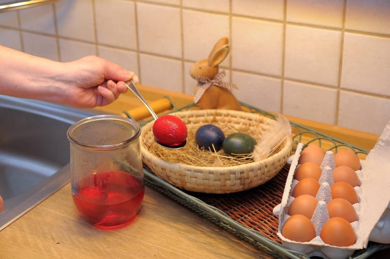 Eier rot färben: Aus zerkleinerter Rote Bete, weißem Essig und Wasser können Sie eine Mischung kochen, mit der Sie Eier rot färben können.