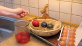 Eier rot färben: Aus zerkleinerter Rote Bete, weißem Essig und Wasser können Sie eine Mischung kochen, mit der Sie Eier rot färben können.