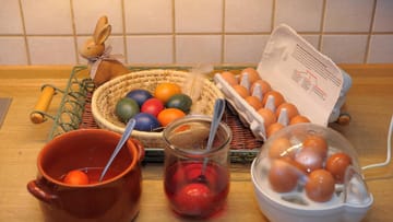 Ostereier färben: Sie benötigen hart gekochte Eier und einen Farbsud, den Sie aus Gemüse gewinnen können.