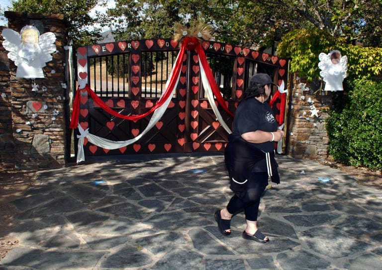 Nach dem Tod von Michael Jackson: Fans schmückten das Tor mit Herzen.