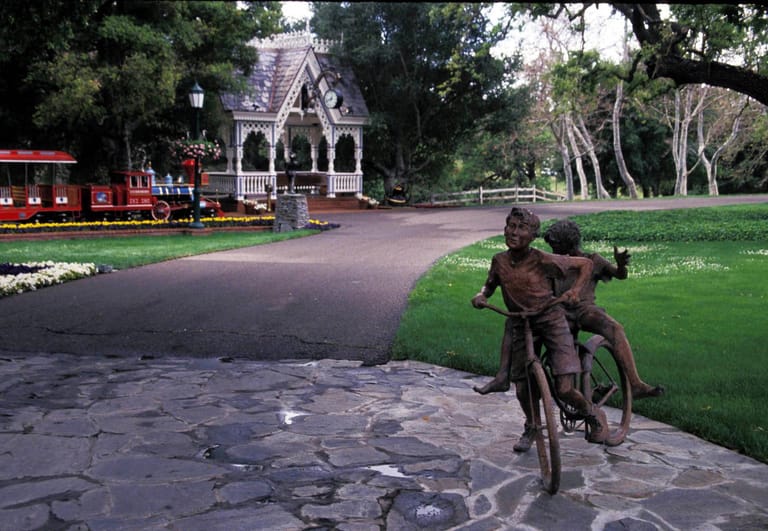 Skulpturen als Deko: Zwei Kinder teilen sich ein Rad.