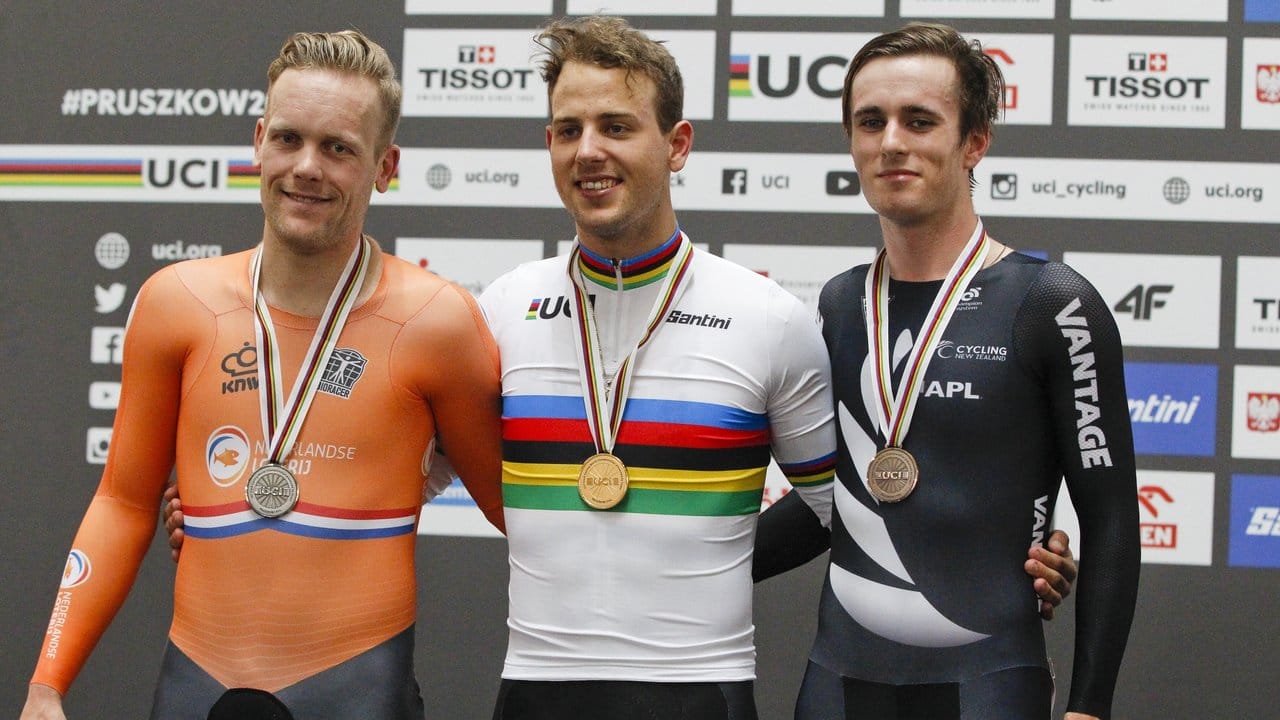 Sieger Samuel Welsford (M) posiert mit Silbermedaillengewinner Roy Eefting (l) und Thomas Sexton.