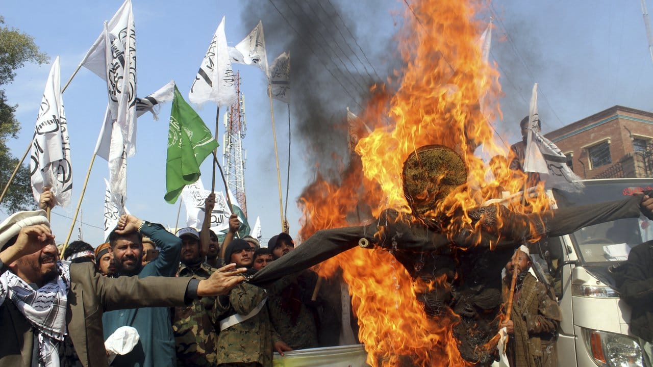 Auf einer anti-indischen Demonstration verbrennen Pakistaner ein Abbild des indischen Premierministers Modi.