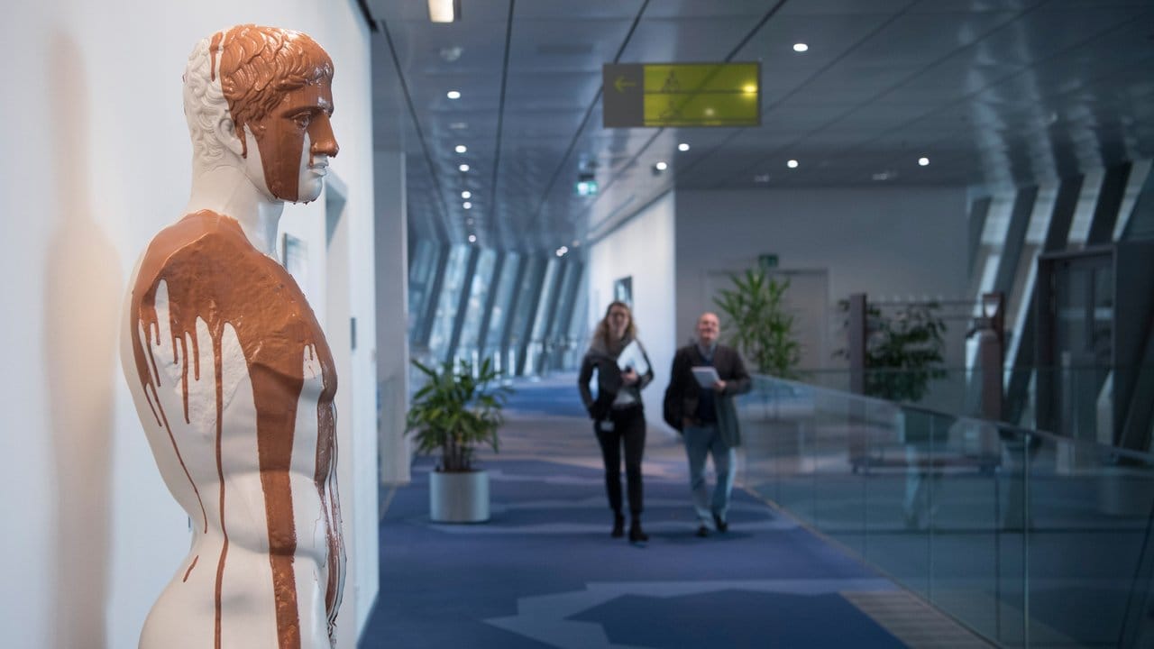 Das Werk "Doryphoros" des Künstlers Roman Stetina in der Zentrale der EZB in Frankfurt.