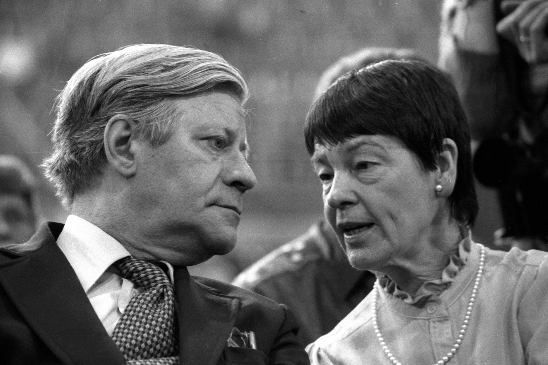 April 1982: Beim Bundesparteitag der SPD in München begleitet Loki ihren Ehemann. Für sie war immer klar, dass sie nicht nur repräsentieren, sondern das Land aktiv mitgestalten will.