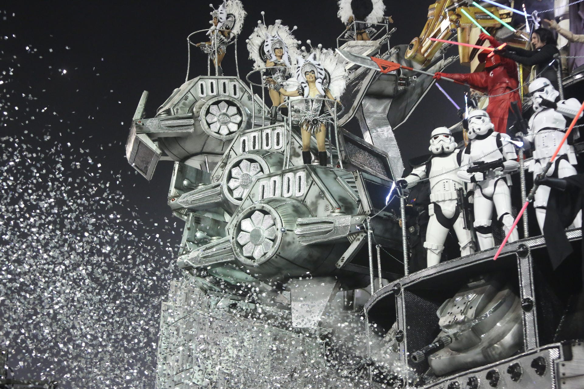 Diese Karnevalisten befuhren das Sambodromo mit einem Wagen, der ein Fahrzeug der "Star-Wars"-Filme nachahmt.