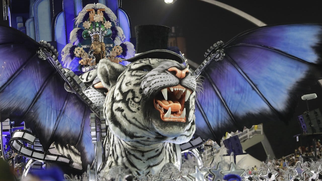 Die Sambaschule Império de Casa Verde präsentiert im Sambodromo in Sao Paulo einen überdimensionalen Tiger.