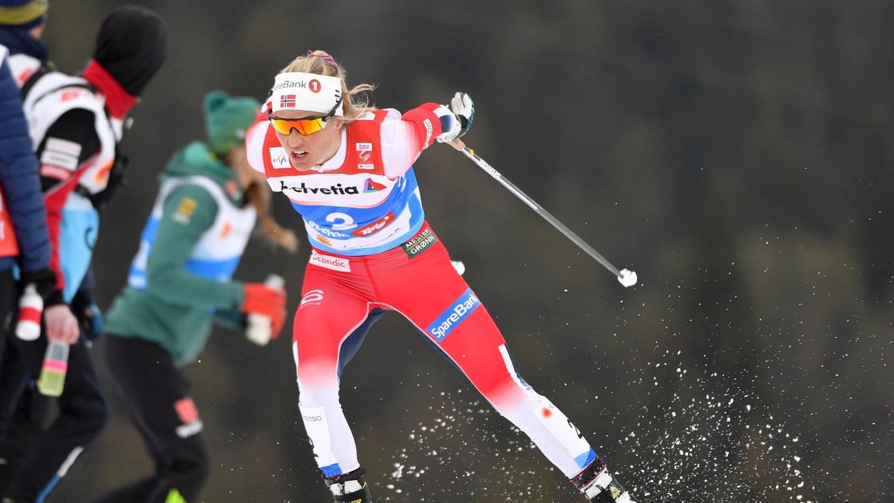 Die Norwegerin Therese Johaug holt sich im Massenstartrennen über 30 Kilometer ihr drittes WM-Gold.