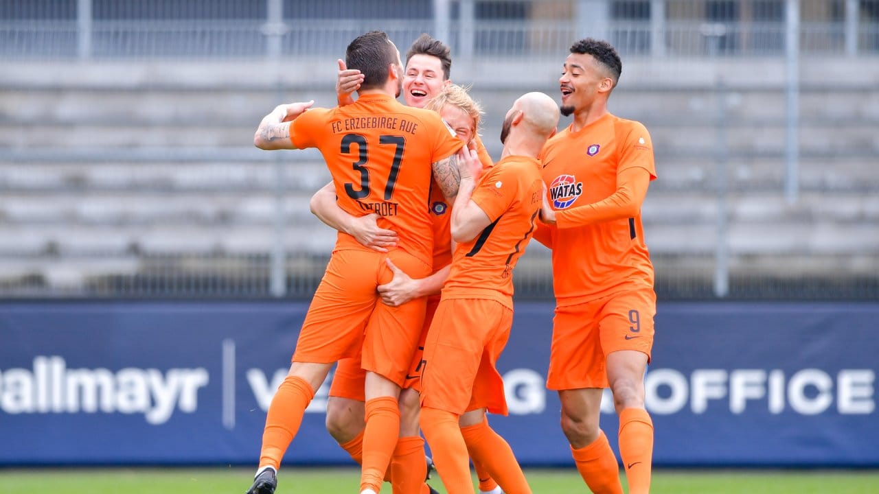 Die Spieler von Erzgebirge Aue feiern das Tor zum 1:0 gegen den SV Sandhausen. Die Spieler von Erzgebirge Aue feiern das Tor zum 1:0 gegen den SV Sandhausen.