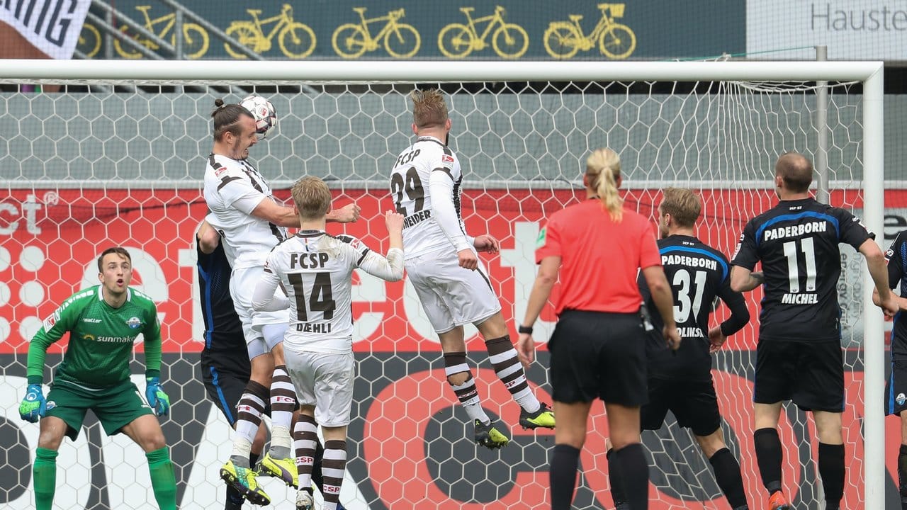 Alexander Meier (oben,l) köpft den Ball zum 1:0 für den FC St. Alexander Meier (oben,l) köpft den Ball zum 1:0 für den FC St.