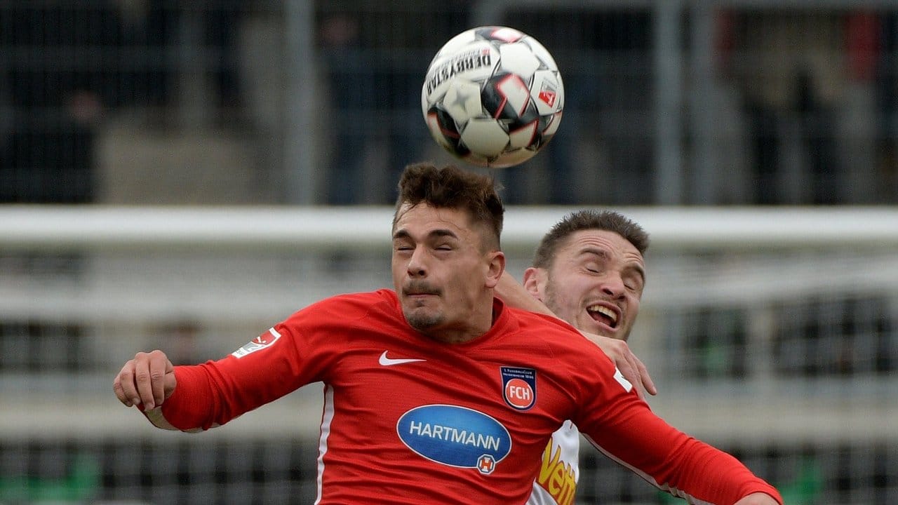 Heidenheims Nikola Dovedan (l) und Andreas Geipl von Regensburg im Kopfball. Heidenheims Nikola Dovedan (l) und Andreas Geipl von Regensburg im Kopfball.