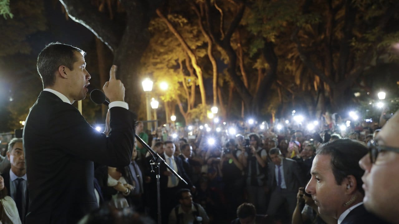 Juan Guaidó spricht vor dem Außenministerium in Buenos Aires zu Anhängern.