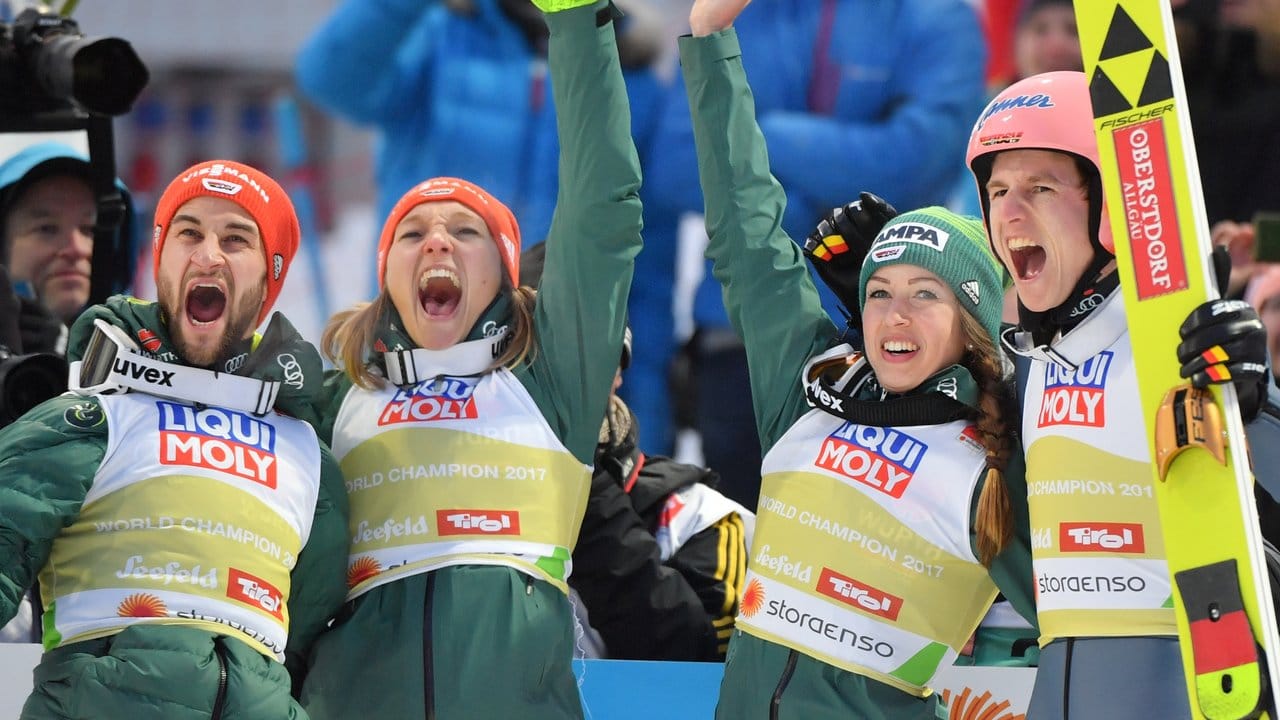 Das Skisprung-Mixed um Markus Eisenbichler (l-r), Katharina Althaus, Juliane Seyfarth, Karl Geiger jubeln über den Sieg.