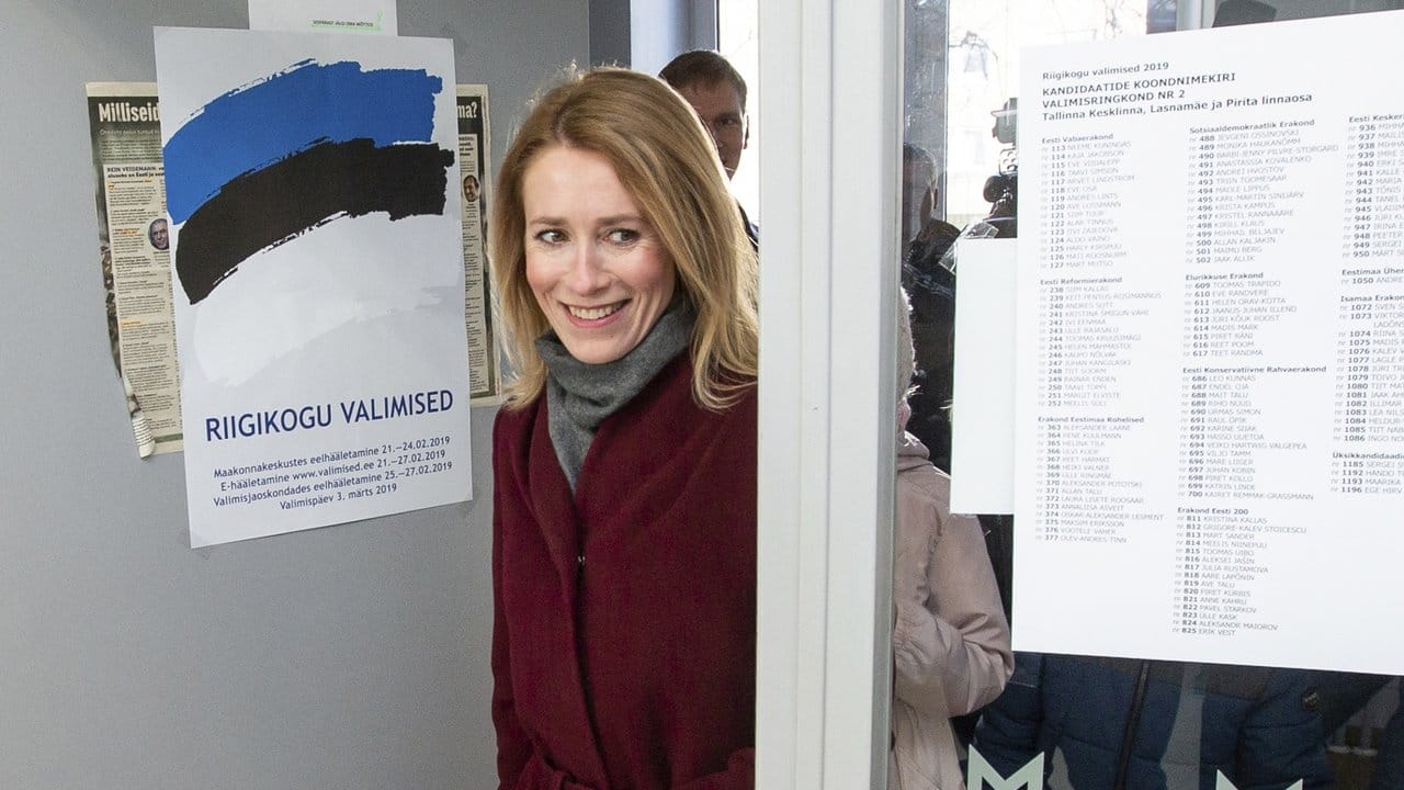 Die Vorsitzende der Estnischen Reformpartei, Kaja Kallas, kommt zur Stimmabgabe in ihr Wahllokal in Tallinn.