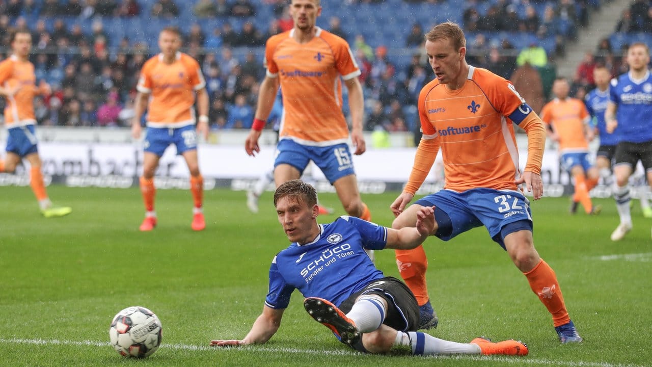 Bielefelds Joan Simun Edmundsson (unten) im Kampf um den Ball mit Darmstadts Fabian Holland (r). Bielefelds Joan Simun Edmundsson (unten) im Kampf um den Ball mit Darmstadts Fabian Holland (r).