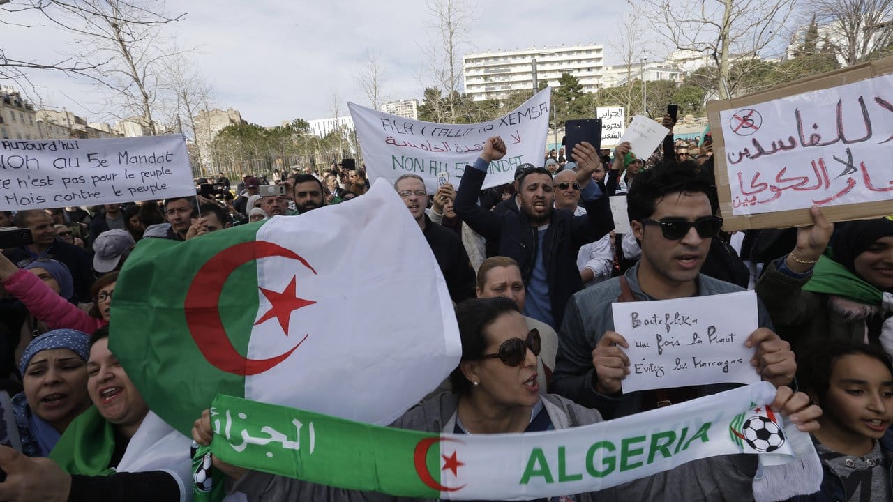 Auch in Marseille, wo es eine große algerische Gemeinde gibt, fordern Demonstranten den Rückzug Bouteflikas.