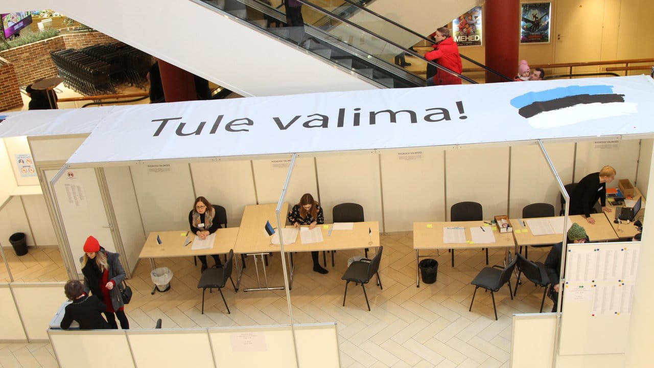 Wähler geben in einem Wahllokal in einem Einkaufszentrum in Tallinn ihre Stimme ab.