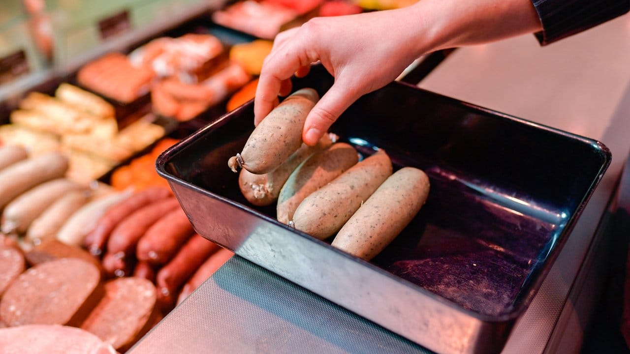Angehende Fachverkäufer im Lebensmittelhandwerk mit dem Schwerpunkt Fleischerei lernen zum Beispiel auch, was die richtige Zubereitung verschiedener Waren ausmacht.