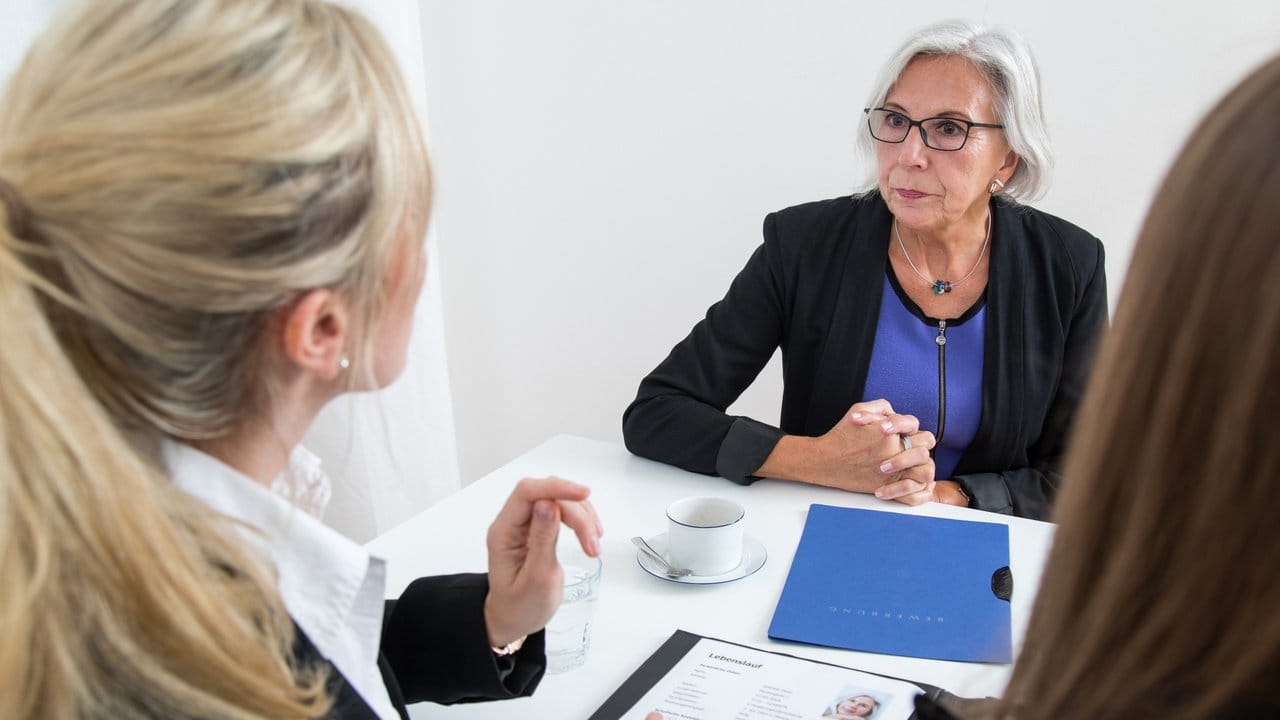 Offensiv auftreten: Vorurteile gegenüber ihrem Alter sollten Bewerber 50 plus gleich in Eigeninitiative abarbeiten - bevor der Personaler danach fragt. Offensiv auftreten: Vorurteile gegenüber ihrem Alter sollten Bewerber 50 plus gleich in Eigeninitiative abarbeiten - bevor der Personaler danach fragt.