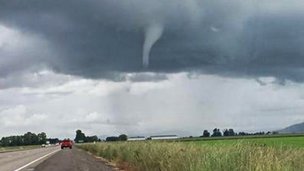 Die Tornados kamen laut Nationalem Wetterdienst auf Windgeschwindigkeiten von bis zu 218 Kilometern pro Stunde.